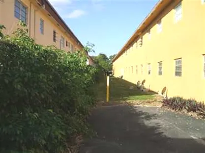Residential buildings constructed along the edge of the right-of-way of a 10” high-pressure pipeline transporting jet fuel.